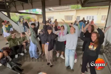 සුද්දගේ ඩාන්ස් එක බලන්නකෝ - කෝච්චිය පරක්කු නිසා විදේශිකයෝ ඩාන්ස් එකක් දාලා