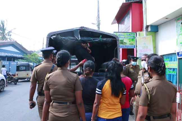 தென்னிலங்கை விடுதி ஒன்றிலிருந்து பெண்கள் கைது! - ஐபிசி தமிழ்