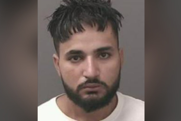 கனடாவில்  25 வயதுடைய நபரை தேடும் பொலிஸார்! | Canada Police Search A Man