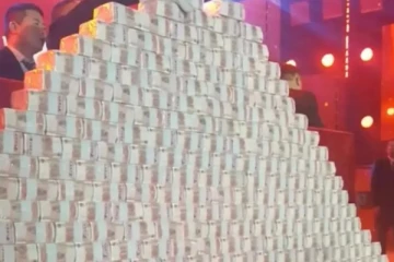 கோடி கணக்கில் போனஸையும் சம்பள உயர்வையும் கொடுத்த நிறுவனம்