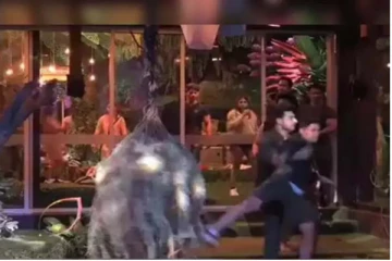 பிக்பாஸ் வீட்டில் திடீர் கலேபரம்: பொருட்களை அடித்து துவம்சம் செய்த போட்டியாளர்கள்