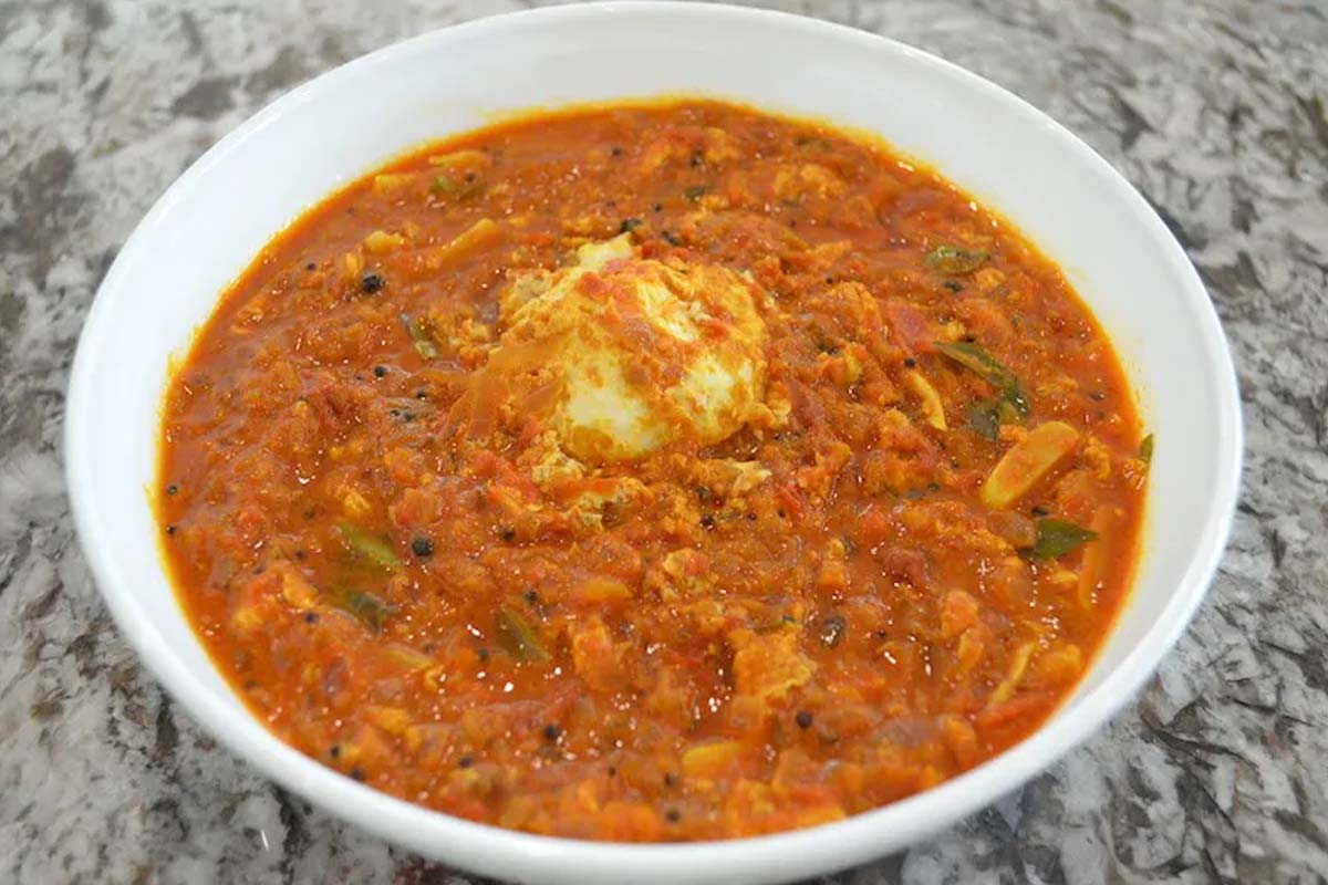 ஒருதடவை முட்டையை உடைத்து ஊற்றி குழம்பு செய்து பாருங்க! சுவை அட்டகாசமாக இருக்கும் | How To Prepare Madurai Style Muttai Kulambu Recipe