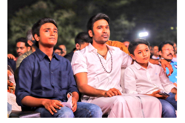 தனது மகன்களுக்காக பாடல்வரி எழுதி மேடையில் தாலாட்டு பாடிய தனுஷ், வைரலாகும் இமோஷனல் வீடியோ - தமிழ்நாடு