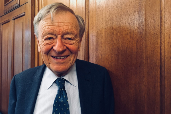 குழந்தைகளை ஆயுதமாக பயன்படுத்துகிறார் உள்துறைச் செயலர்: லேபர் கட்சிக்குள்ளேயே எதிர்ப்பு | Alfred Dubs Slams Shabana Asylum System