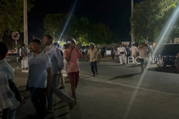 மன்னாரில் பதற்றம்: நள்ளிரவில் வீதிக்கிறங்கிய பொதுமக்கள் | Protests Erupt In Mannar Against Tower Project