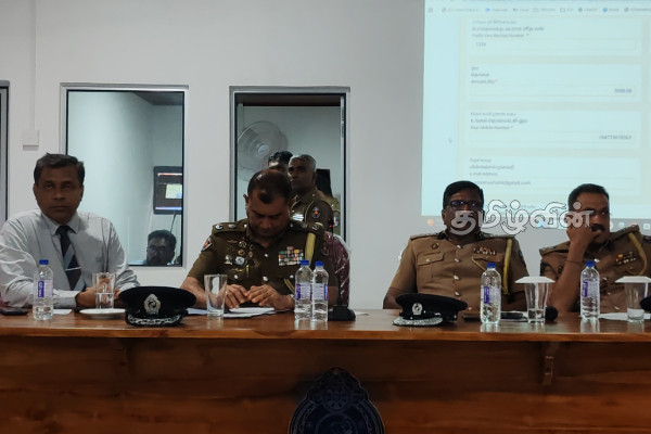 போக்குவரத்து பொலிசாரால் விதிக்கப்படும் அபராதங்கள்! ஒன்லைனில் செலுத்துவது தொடர்பில் செயலமர்வு | Police Hold Workshop On Online Fines போக்குவரத்து பொலிசாரால் விதிக்கப்படும் அபராதங்கள்! ஒன்லைனில் செலுத்துவது தொடர்பில் செயலமர்வு | Police Hold Workshop On Online Fines