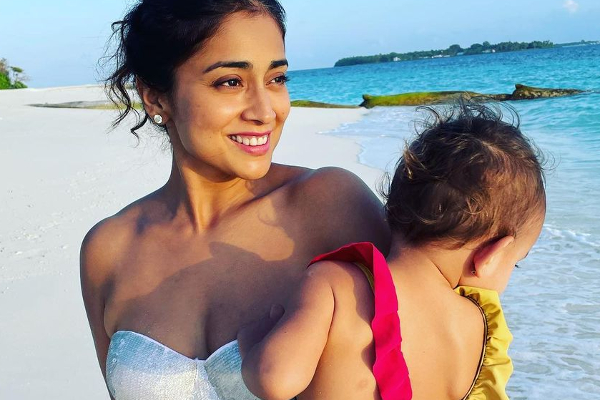 40 வயதில் பொது இடத்தில் கணவருக்கு உதட்டு முத்தம்.. வைரலாகும்நடிகை ஸ்ரேயாவின் வீடியோ.. | Shriya Saran Kiss Her Husband Theatre Video Viral