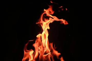 வீடு தீப்பற்றி மனைவி உயிரிழப்பு; தன்னை காப்பாற்றிய கணவர் கைது!