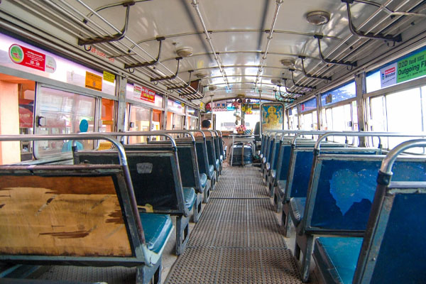 துருக்கி யுவதியிடம் சேட்டை விட்ட இலங்கை நபர் | Sri Lankan Man Pranks Turkish Girl On Bus
