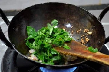 வயிற்றுப் புண்ணை குணப்படுத்தும் மணத்தக்காளி கீரை: இன்னும் பல நன்மைகள்