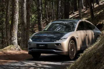 உலகின் முதல் சூரிய சக்தியில் இயங்கும் காரை உருவாக்கி வரும் நாடு!