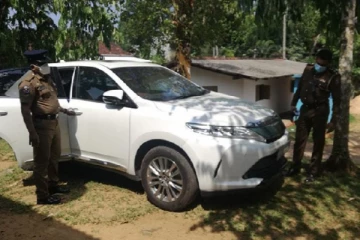 வர்த்தகரிடம் தங்க ஆபரணங்களை கொள்ளையிட்ட பெண் தப்பியோட்டம்