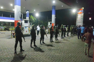 எரிபொருள் நிரப்பு நிலையங்களில் இருந்து முப்படையினர் வெளியேற்றம்.!-செய்திகளின் தொகுப்பு