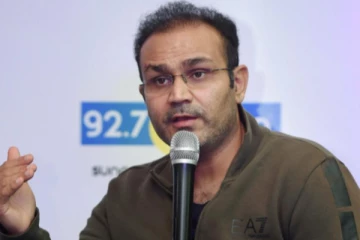 தோனி கெட்டிகாரர், அவரின் மூளை படு ஷார்ப் - புகழ்ந்து தள்ளிய சேவாக்