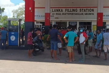 எரிபொருள் நிரப்பு நிலையத்திற்கு முன்பாக ஏ9 வீதியின் குறுக்கே பேருந்துகளை நிறுத்தி போராட்டம் (Photos)