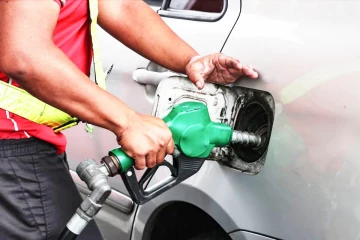 හිටිහැටියේම තෙල් මිල 6%කින් ඉහළට - රත්තරන් වගේ ගණන් නගින තෙල්