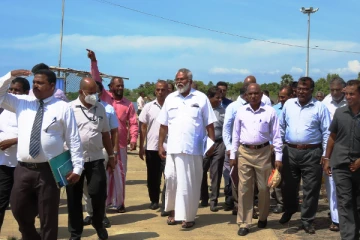 ஒலுவில் மீன்பிடி துறைமுகத்திற்கு எம்.எச்.எம் அஸ்ரப்பின் பெயரினை வைப்பதற்கும் நடவடிக்கை: டக்ளஸ் (Photos)