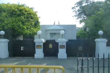 மகிந்தவின் பதவி விலகல் விவகாரம்...! அலரி மாளிகையில் இருந்து அகற்றப்படும் முக்கிய ஆவணங்கள்