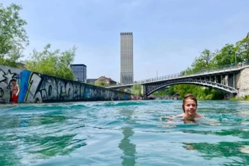 சுவிஸ் நகரம் ஒன்றில் ஆற்றில் நீச்சலடித்து பணிக்குச் செல்லும் மக்கள்: ஒரு சுவாரஸ்ய செய்தி