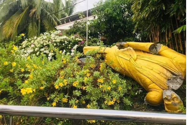 ராஜபக்ச சிலையை சுக்கு நூறாக  உடைத்த சிங்கள மக்கள் - போர்க்களமாகும் இலங்கை - தமிழ்நாடு