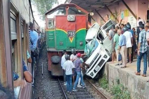 ரயிலில் சிக்குண்டு இழுத்துச் செல்லப்பட்ட கார்! ஒருவர் உயிரிழப்பு | Yogada Railway Station Accident One Person Died