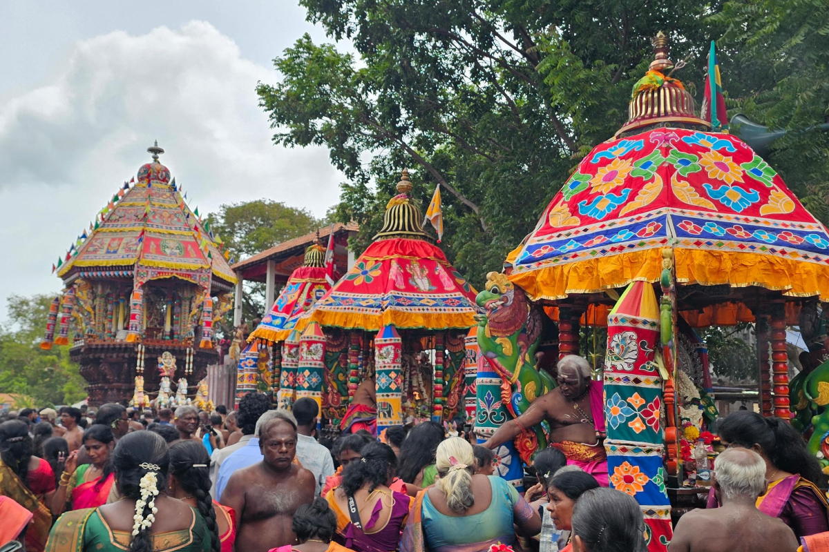 ஈழத்தின் வரலாற்று பிரசித்தி பெற்ற மாவிட்டபுரம் கந்தசுவாமி ஆலய தேர்; குவிந்த பக்தர்கள்! | Maviddapuram Kandaswamy Temple Chariot
