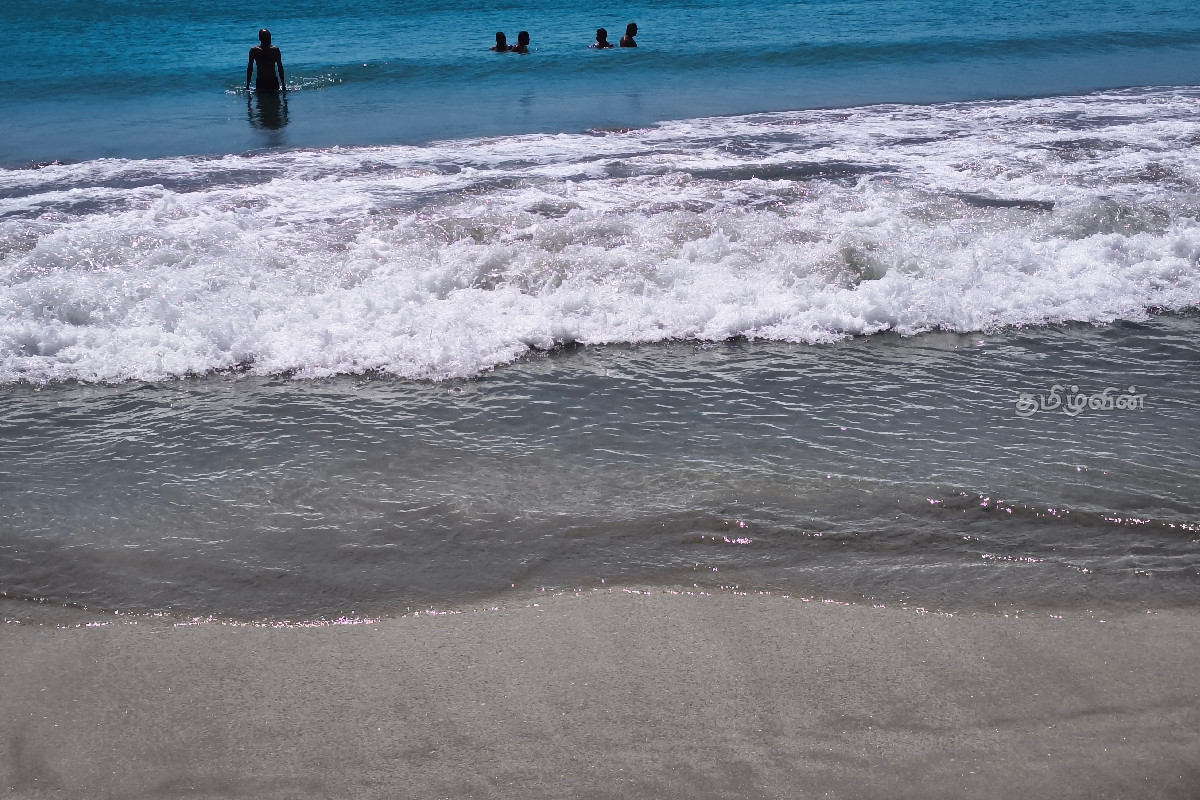 நிலாவெளி கடற்கரையை நோக்கி வரும் சுற்றுலாப் பயணிகள் | Tourists Heading Towards Nilaveli Beach