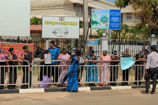 ஏழு வருடங்களாக கிடைக்காத நீதி - ஐ.நாவே கண் திறந்து பார்; மகளிர் தினத்தில் வீதியில் நின்று கதறும் தாய்மார்! | Mullaitivu Missing Persons Protest 7Th Years Today