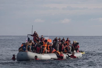 நடுக்கடலில் படகு கவிழந்து பயங்கர விபத்து... பச்சிளம் குழந்தை உட்பட புலம்பெயர்ந்தோர் பலர் பலி