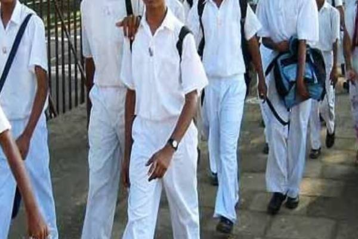 பாடசாலையில் மாணவனை வெட்டிய சகமாணவன் | School Student Slashes Another Student At School பாடசாலையில் மாணவனை வெட்டிய சகமாணவன் | School Student Slashes Another Student At School