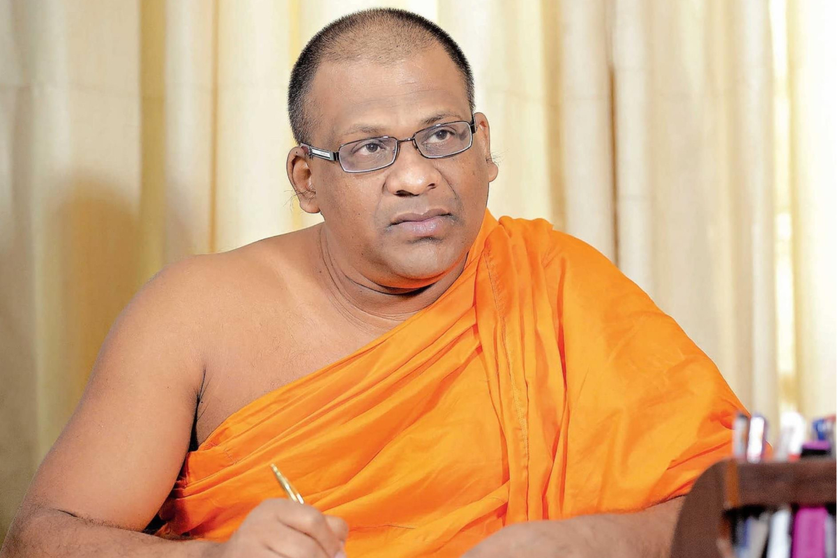 நீதிமன்றத்திற்கு சென்று கொண்டிருந்த ஞானசார தேரர் திடீரென மயக்கம் - உணவகத்திற்குள் பரபரப்பு | Gnasara Thero Got Sudden Faint