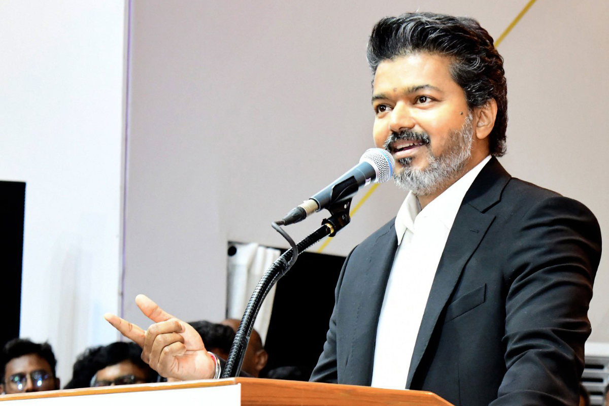 முதலமைச்சர் விஜய் கருப்பு கோட்-சூட் அணிந்து வருவதற்கான காரணம் என்ன தெரியுமா? | Secret Behind Tamilnadu Cm Vijay Unique Coat Suit