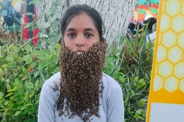 ஆயிரங்கணக்கான தேனீக்களை தாடி போல் முகத்தில் வைத்த மாணவி!
