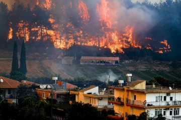 துருக்கி  நகருக்குள் பரவிய காட்டுத்தீ; மக்கள் வெளியேற்றம்
