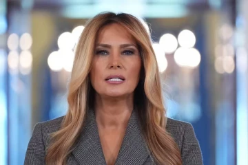 ලෝකෙම හෙල්ලූ එප්ස්ටයින් සම්බන්ධ කරන චෝදනා මෙලනියා ට්‍රම්ප් ප්‍රතික්ෂේප කරයි