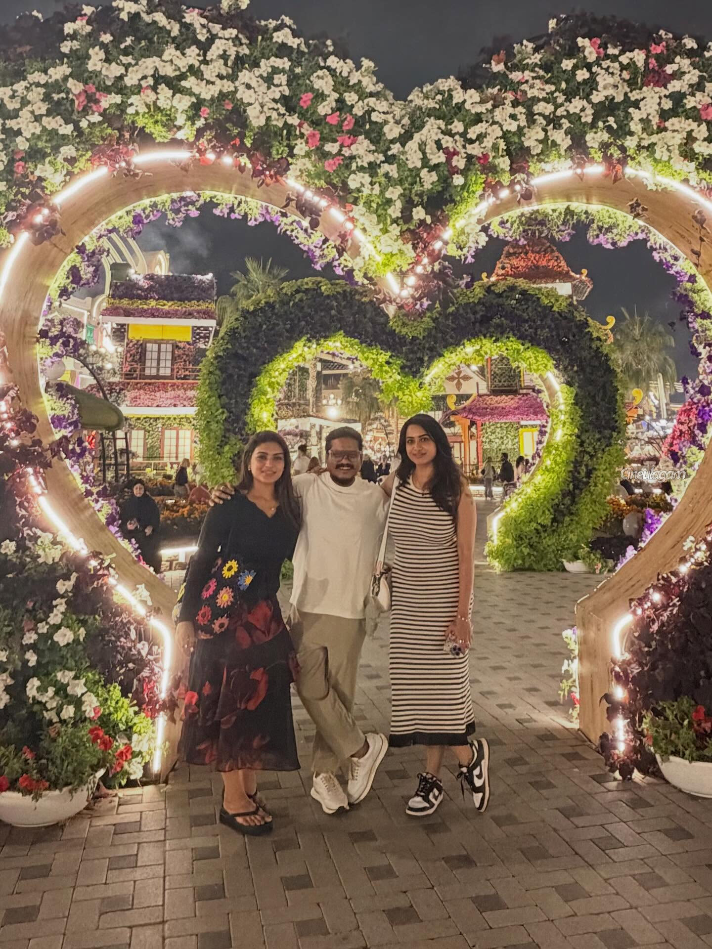 பிரபல நடிகைகள் உடன் துபாய் ட்ரிப் சென்ற நடிகர் புகழ்.. புகைப்படங்களை பாருங்க 2 Gallery