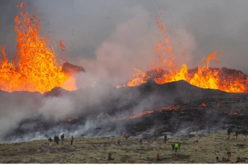 வெடித்துச் சிதறும் எரிமலை: அபாயம் தெரியாமல் அருகே செல்லும் சுற்றுலாப்பயணிகள்