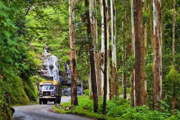 கடலை பார்ப்பதற்கு செல்ல சுமை ஊர்தியை திருடி சென்ற சிறுவர்கள்