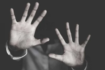 நண்பர்களுடன் உல்லாசமாக இருக்க சொல்லி வற்புறுத்திய காதலன்...காதலிக்கு நிகழ்ந்த கொடூரம்..!