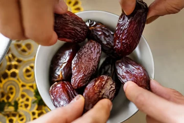 பேரிச்சம் பழத்தை நீரில் ஊற வைத்து சாப்பிட்டால் என்ன நடக்கும்? தெரிஞ்சிக்கோங்க