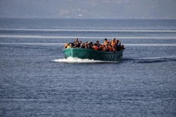 இரண்டாக பிளந்த படகு - கர்ப்பிணி பெண் உட்பட 12 பேர் பலி!