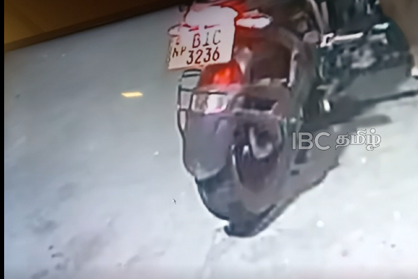 யாழில் நேற்றிரவு நடந்த பயங்கரம்..! துரத்தி துரத்தி வாள்வெட்டு (காணொளி) | Sword Attack Jaffna Area