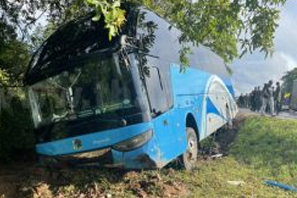 யாழில் இருந்து கொழும்பு நோக்கிப் பயணித்த பேருந்து விபத்து | Bus Traveling From Jaffna To Colombo An Accident