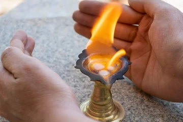 வீட்டில் கற்பூரம் காட்டினால் வாஸ்து தோஷம் உடனே நீங்கும்