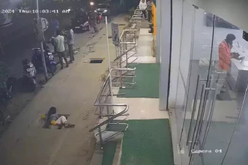 பாதாள சாக்கடைக்குள் தவறி விழுந்த பெண்; நூலிழையில்..நெஞ்சை உலுக்கும் வீடியோ காட்சிகள்!