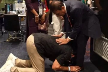 சுனில் கவாஸ்கர் காலில் விழுந்து வணங்கிய நிதிஷ் ரெட்டி தந்தை- வைரலாகும் வீடியோ