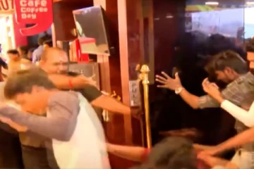 விஜய் ரசிகர்களை அடித்த பணியாளர், தியேட்டரை சேதப்படுத்தியதால் நடந்த சம்பவம்! வீடியோ