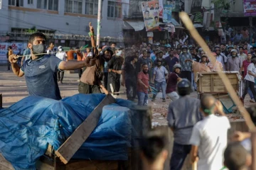 பங்களாதேஸில் வன்முறையாக மாறிய போராட்டம்! 17 பேர் பலி - 100இற்கும் மேற்பட்டோர் காயம்