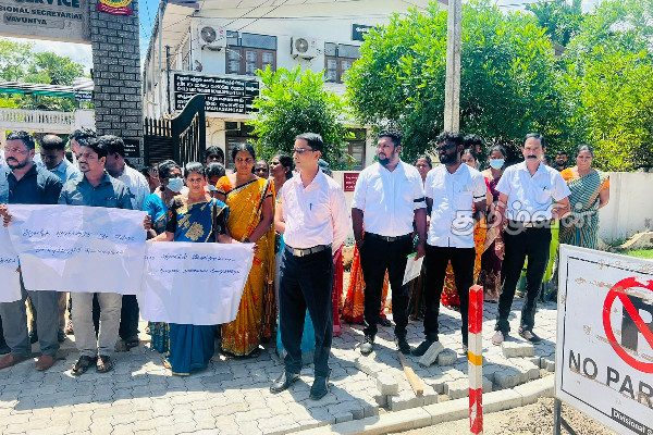 வவுனியாவில் சமுர்த்தி உத்தியோகத்தர் மீதான தாக்குதலை கண்டித்து போராட்டம் (PHOTOS) | Vavniya Protest Samurthi Officer வவுனியாவில் சமுர்த்தி உத்தியோகத்தர் மீதான தாக்குதலை கண்டித்து போராட்டம் (PHOTOS) | Vavniya Protest Samurthi Officer