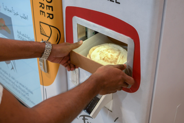 இனி.. யாரும் பசியில் வாடக்கூடாது - இலவச ரொட்டி வழங்கும் இயந்திரம்! | Dubai Sets Vending Machines Baking Free Hot Bread இனி.. யாரும் பசியில் வாடக்கூடாது - இலவச ரொட்டி வழங்கும் இயந்திரம்! | Dubai Sets Vending Machines Baking Free Hot Bread